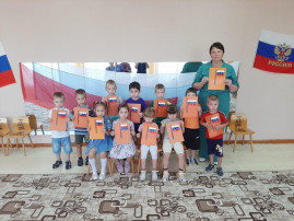 Аппликация "Флаг России". Аппликация "Флаг России".